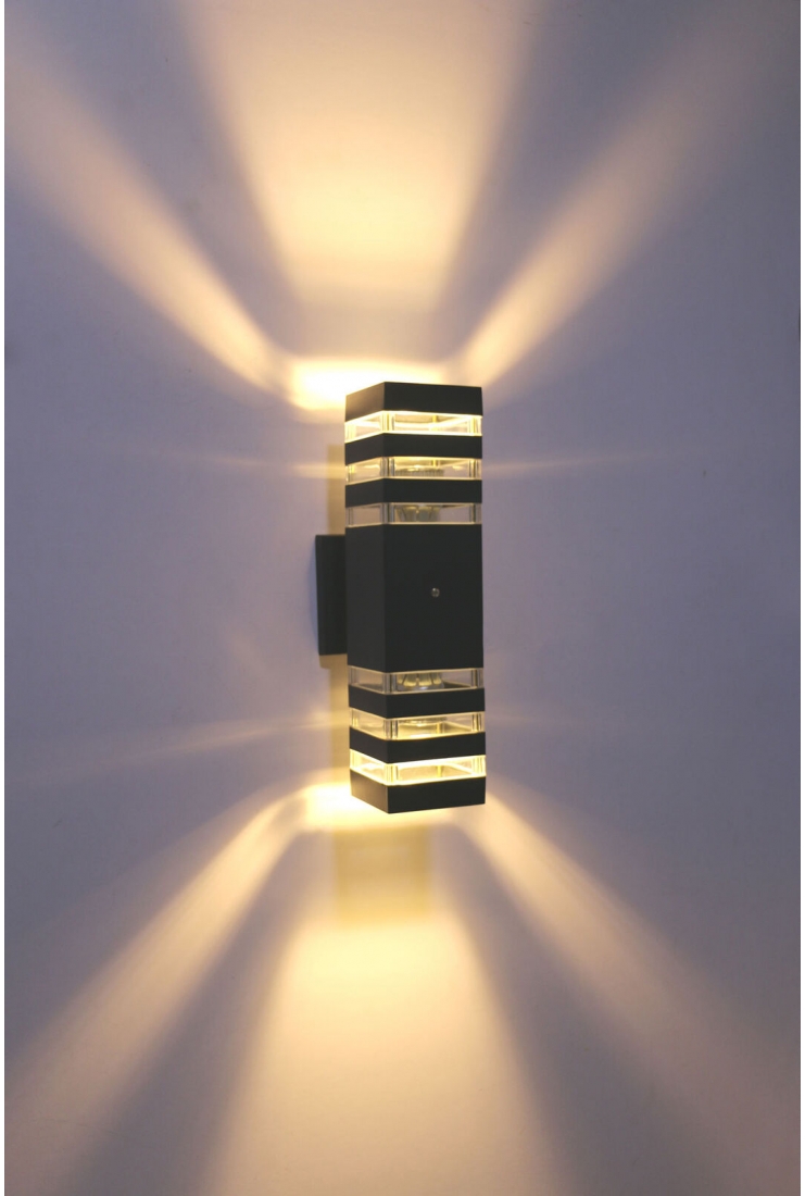 SQUARE OUTDOOR WALL LIGHT